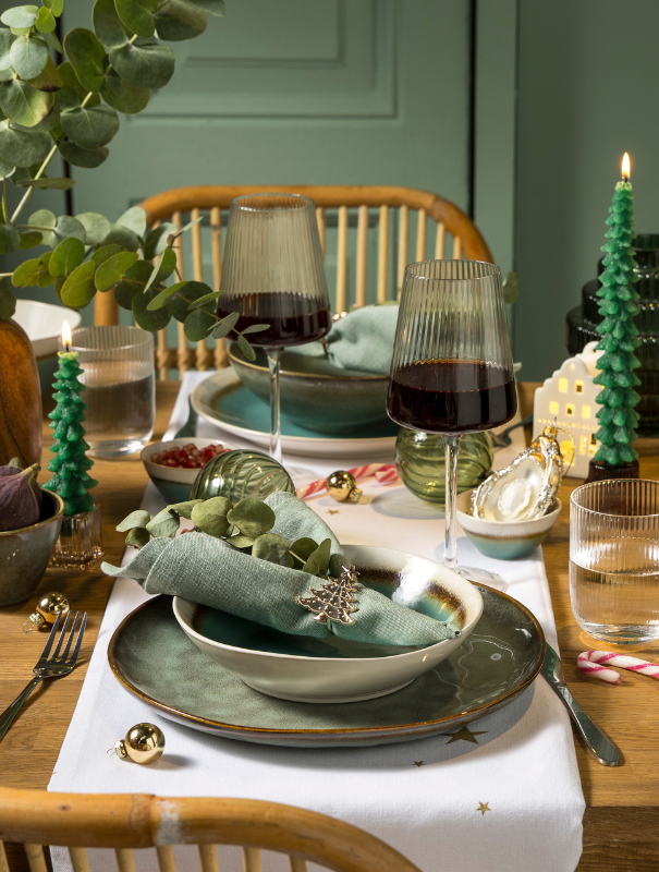 Kersttafel met eucalyptus